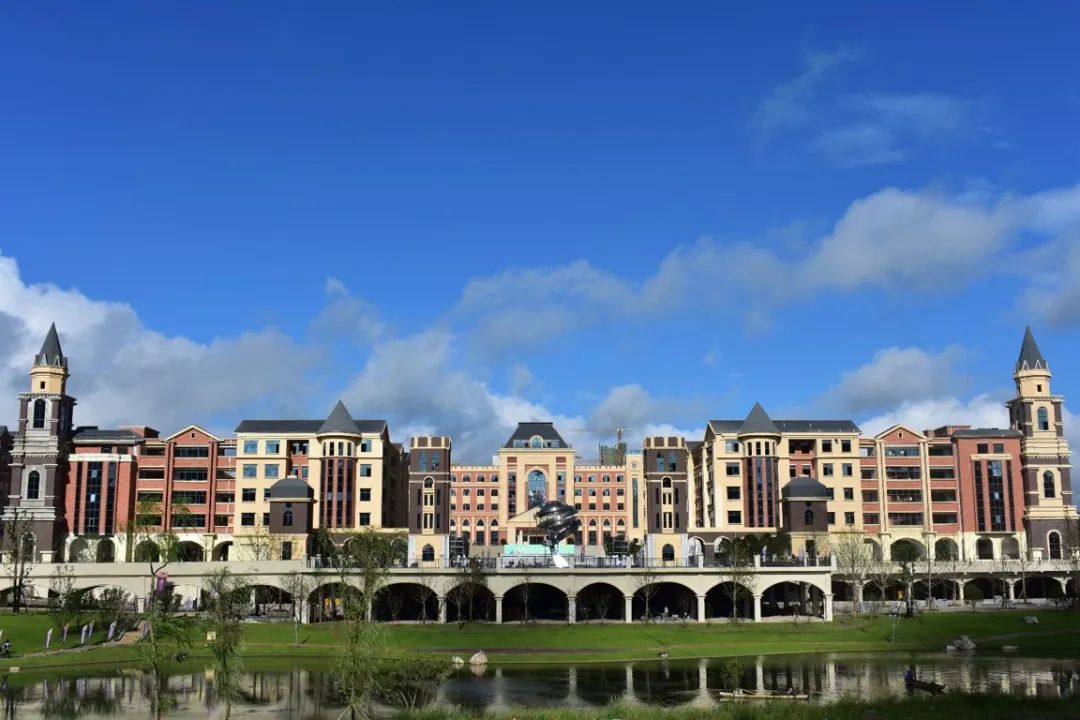 蔡芳加盟国育未来教育科学（深圳）研究院担任未来学校研究中心执行副主任，并出任北京普瑞未来教育科技集团旗下贵阳普瑞学校校长